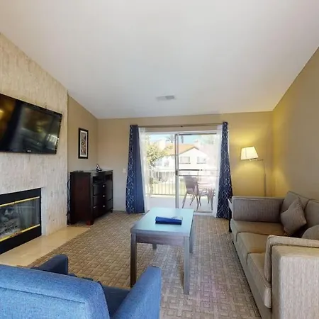 Df202 Airy 2 Bedroom Condo Overlooking The Pool